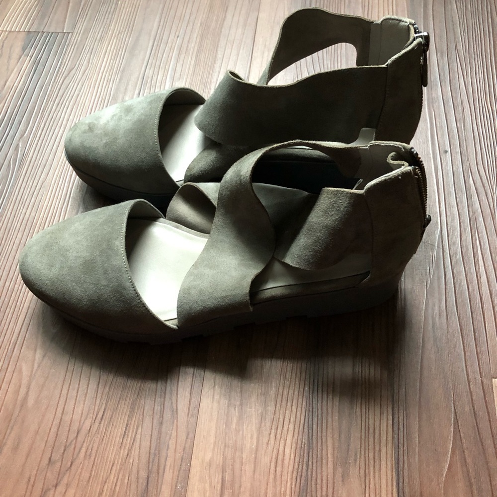 Suede criss cross close toed platform sandals